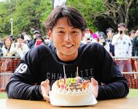 　２６歳の誕生日を迎え報道陣からプレゼントされたケーキに笑顔を見せる立松