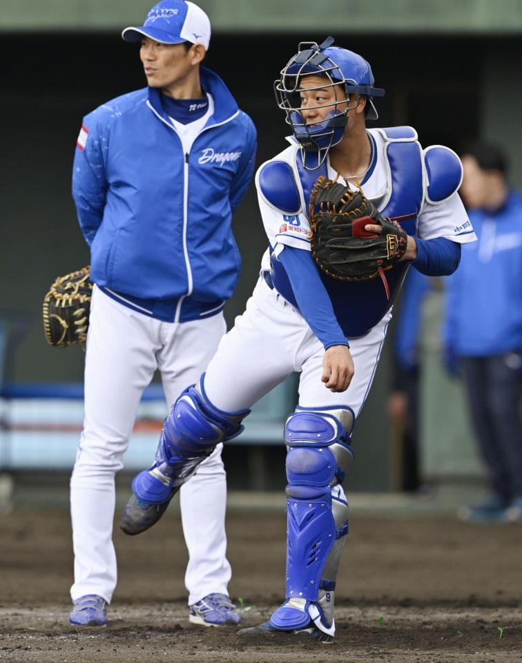 　守備練習する中日・石伊