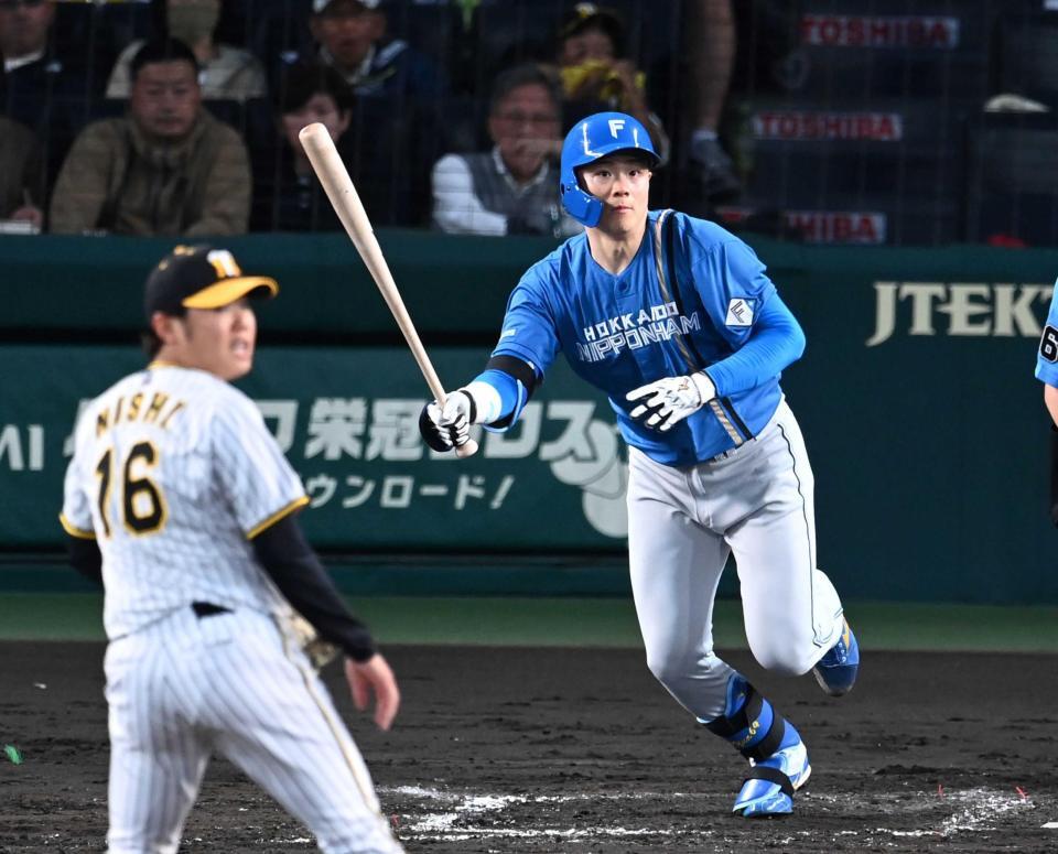 　２軍キャンプで紅白戦を視察し引き揚げる新庄監督（撮影・開出牧）