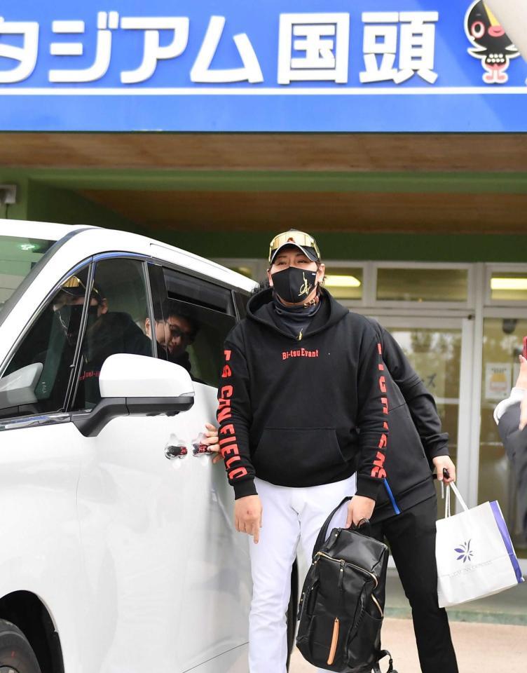 　２軍キャンプで紅白戦を視察し引き揚げる日本ハム・新庄監督（撮影・開出牧）