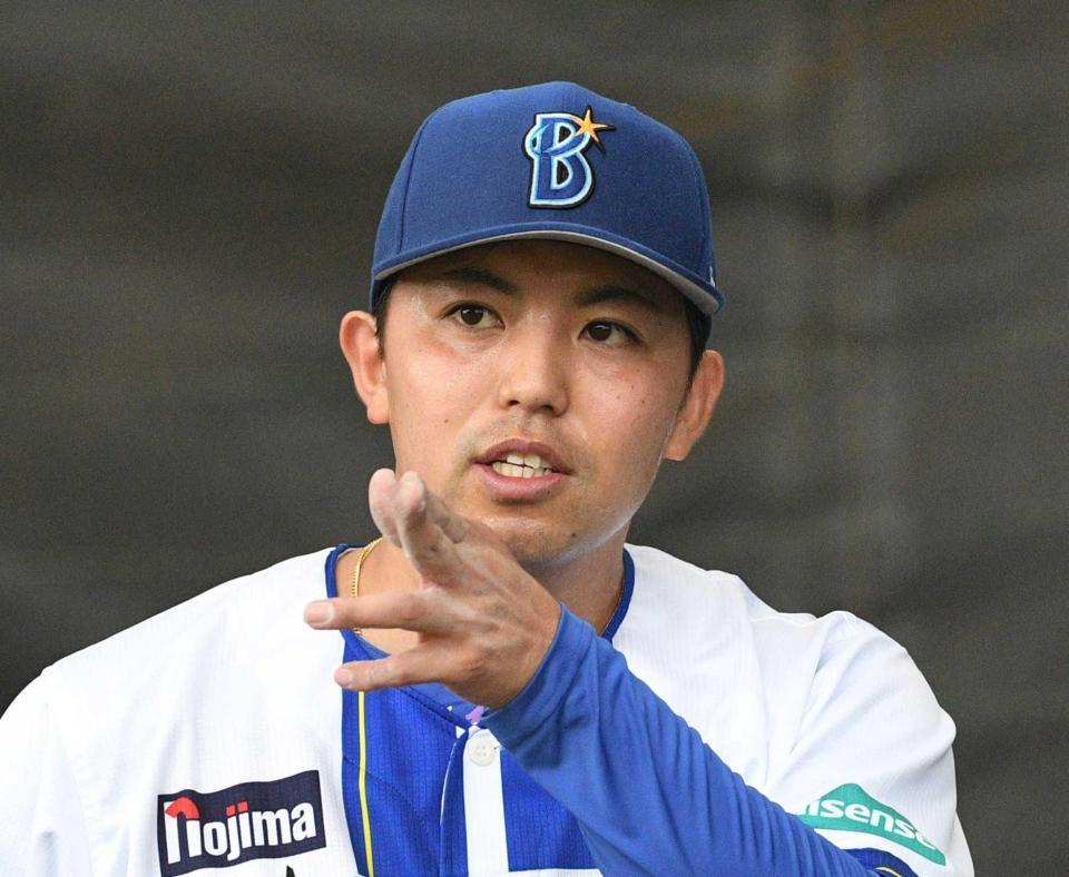 　投球コースを指示する東（撮影・佐々木彰尚）