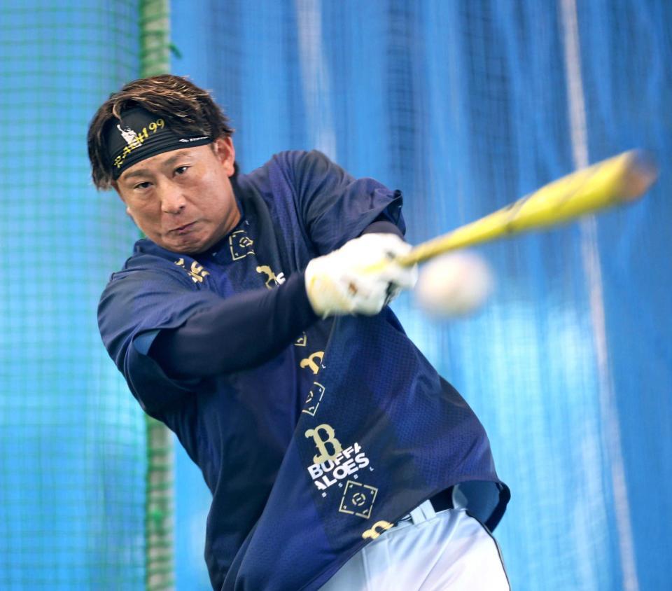 　マシンを相手に打ち込みをする杉本（撮影・立川洋一郎）