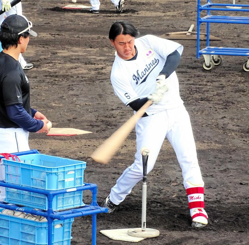 　ロングティーをする西川