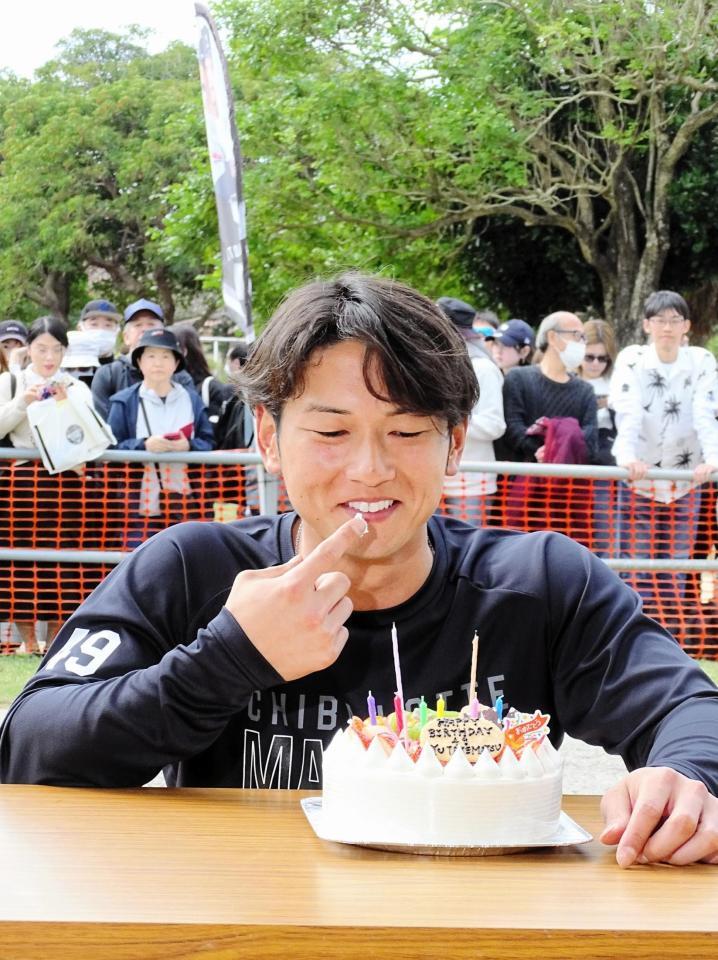 　２６歳の誕生日を迎え報道陣からプレゼントされたケーキを食べる立松