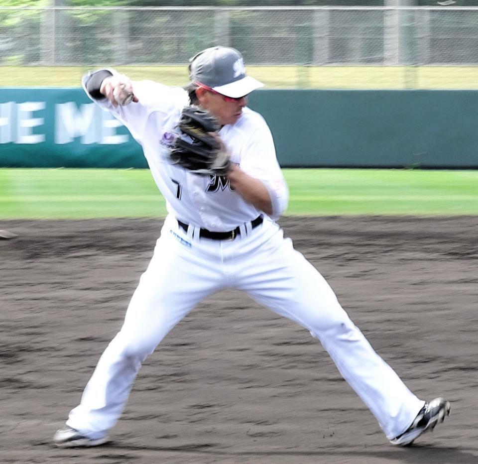 　三塁の守備位置でノックを受ける藤岡