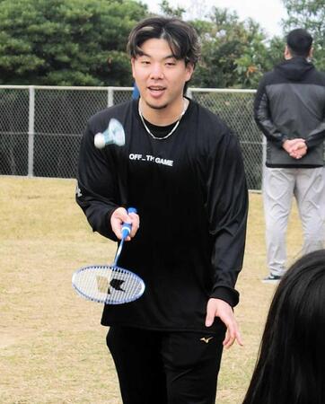 　小学生とバドミントンをして遊ぶ金村