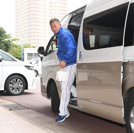 　球場に到着した中田（撮影・佐々木彰尚）