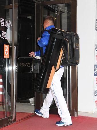 　球場入りする中田（撮影・佐々木彰尚）