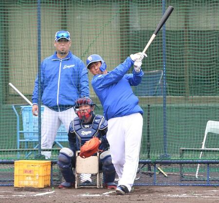 　フリー打撃で快音を響かせた中田（撮影・佐々木彰尚）