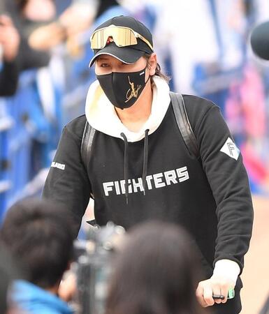 　さっそうと球場入りする新庄監督（撮影・開出牧）