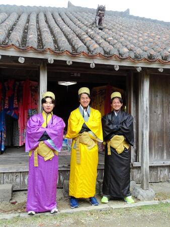 　新人選手がキャンプ休日に「やいま村」を訪問。琉装体験する（左から）宮崎、西川、立松