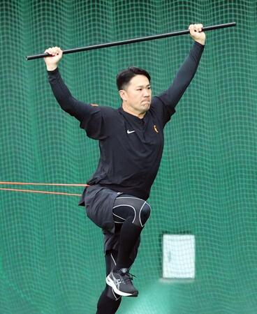 　棒を持ち上げトレーニングする田中将