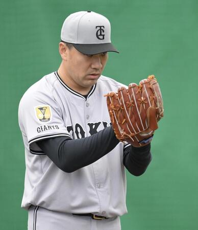 　投球動作前に背中を丸める田中将（撮影・伊藤笙子）