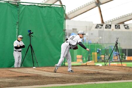 　投球練習を行う田中将（撮影・伊藤笙子）