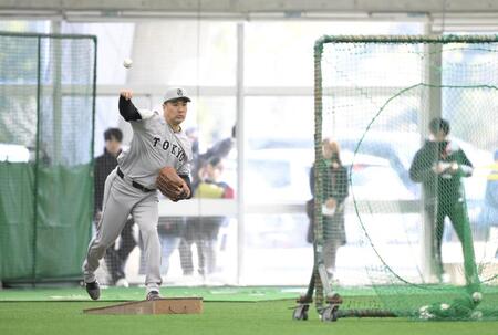 　マウンドの傾斜を再現した踏み台を逆に使い、ネットスローを行う田中将（撮影・伊藤笙子）