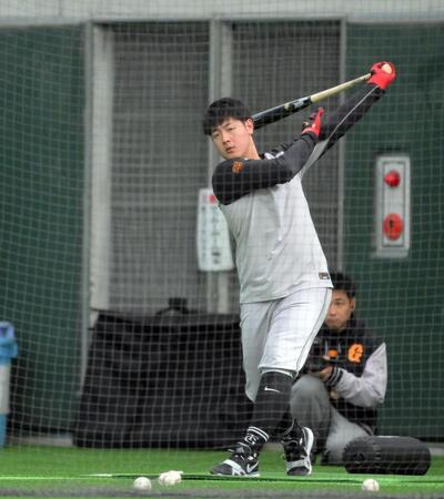 　居残りで打撃練習をする岡本（撮影・伊藤笙子）