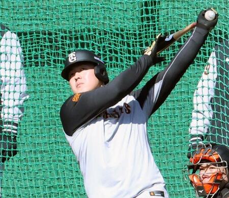 　打撃練習する岡本