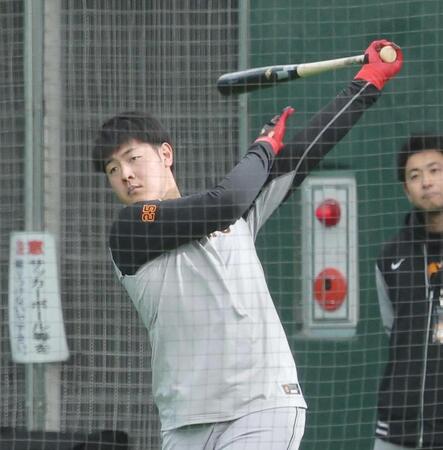 　打撃練習する岡本