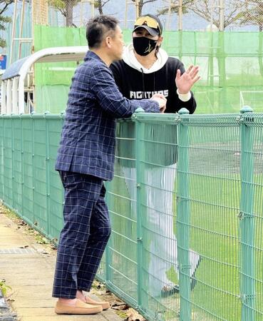　キャンプ地を訪れたオリックス・中嶋ＳＡ（左）と談笑する新庄監督