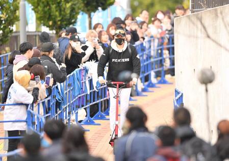　第２クール初日、大勢のファンに出迎えられ球場入りする新庄監督（撮影・開出牧）
