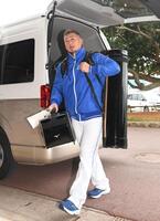 　球場に到着した中田（撮影・佐々木彰尚）