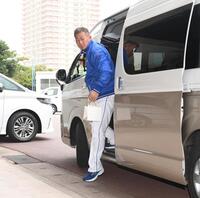 　球場に到着した中田（撮影・佐々木彰尚）