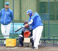 　フリー打撃で快音を響かせた中田（撮影・佐々木彰尚）