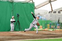 　投球練習を行う田中将（撮影・伊藤笙子）