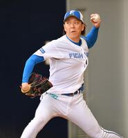 　ブルペンでピッチングを行う宮西（撮影・開出牧）