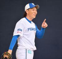 　ブルペンで笑顔を見せる宮西（撮影・開出牧）