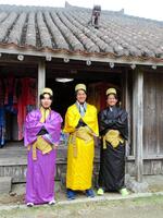 　新人選手がキャンプ休日に「やいま村」を訪問。琉装体験する（左から）宮崎、西川、立松