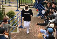 　練習の合間の移動中にファンからタッチを求められる新庄監督（撮影・開出牧）