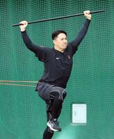 　棒を持ち上げトレーニングする田中将