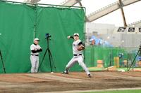 　投球練習を行う田中将（撮影・伊藤笙子）