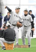 　久保コーチの指導を受ける田中将（撮影・伊藤笙子）