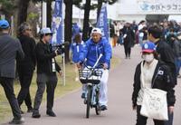 　室内練習場から球場に引き揚げる中田（撮影・佐々木彰尚）