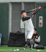 　居残りで打撃練習をする岡本（撮影・伊藤笙子）