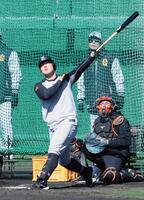 　打撃練習する岡本