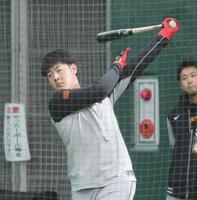 　打撃練習する岡本