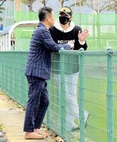 　キャンプ地を訪れたオリックス・中嶋ＳＡ（左）と談笑する新庄監督