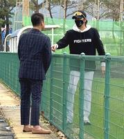 　新庄監督（右）とオリックス・中嶋ＳＡ