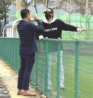 　新庄監督（右）とオリックス・中嶋ＳＡ