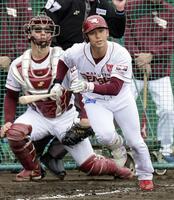 　シート打撃で右前打を放つ宗山