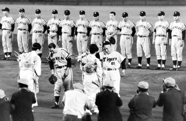 南海ホークス万歳 敗戦後、監督自らユニホーム姿でマージャン部屋直行