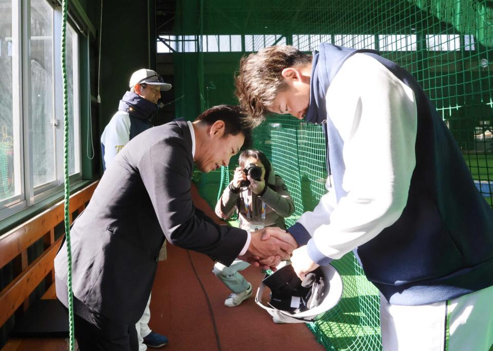 　ヤクルト・村上（右）と握手する侍ジャパン・井端監督
