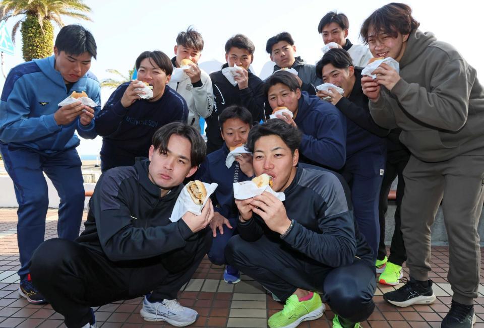 　チョウザメバーガーをほおばる麦谷（前列右）、寺西（同左）らオリックス新人選手（撮影・立川洋一郎）