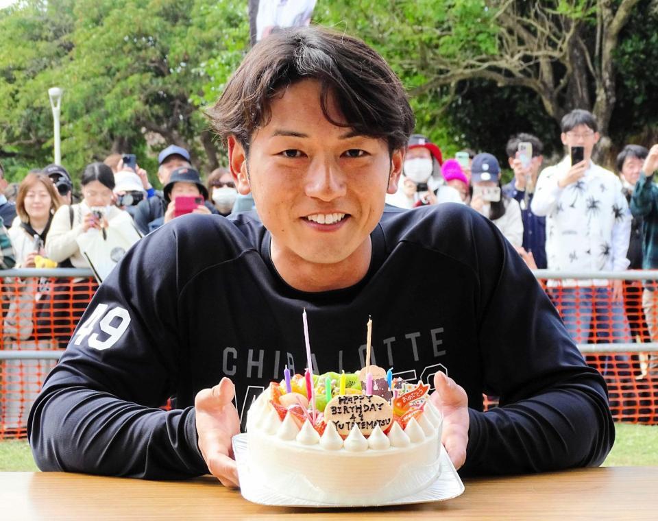 　２６歳の誕生日を迎えた立松は報道陣からプレゼントされたケーキに笑顔を見せる