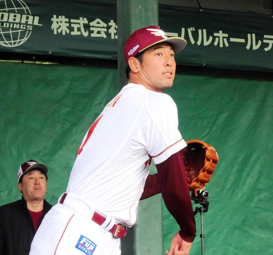 　石井ＧＭの見つめる前で投球を行う加治屋