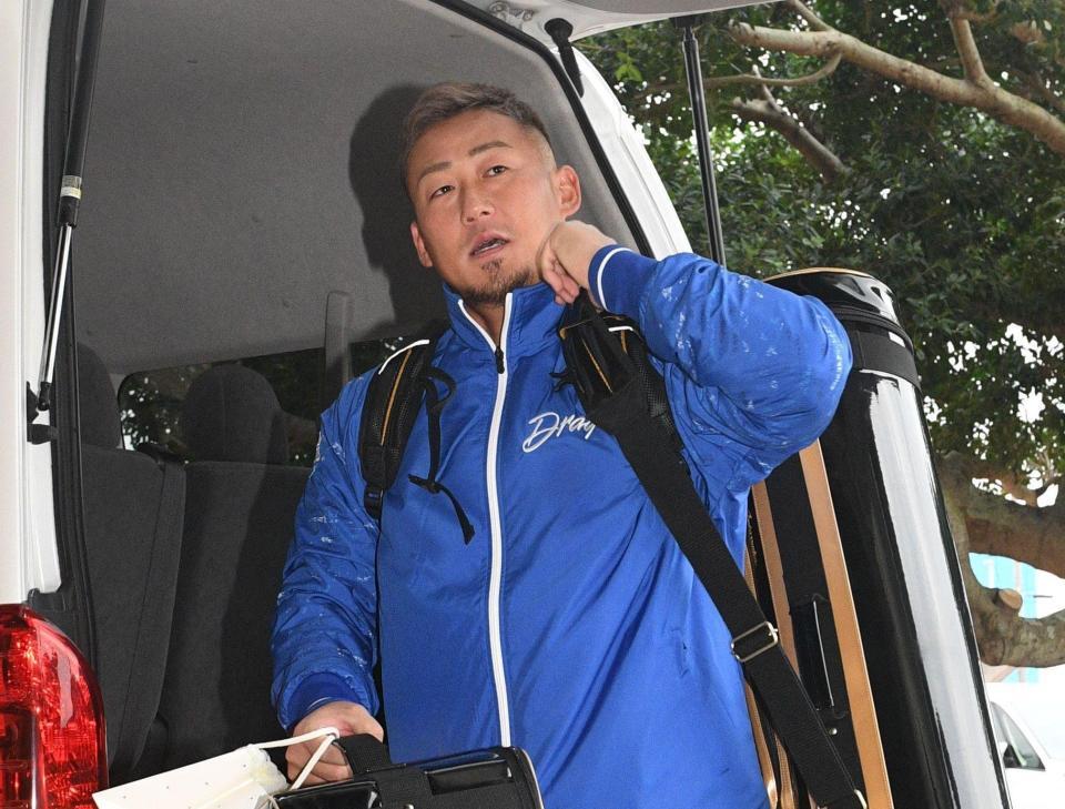 　球場に到着した中田（撮影・佐々木彰尚）