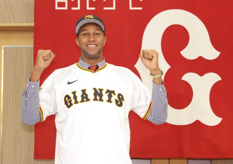 　巨人・マルティネス（１月２６日撮影）